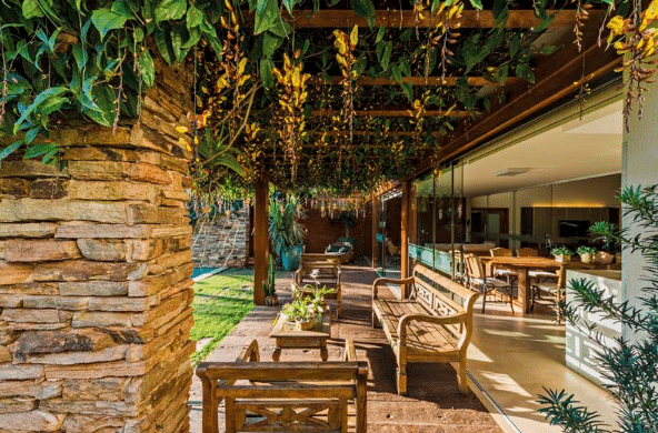 7 Modelos de Pergolado e Dicas para se Inspirar 10 Plantas trepadeiras são as indicadas para o pergolado, como a ipomeia, a alamanda e o maracujazeiro – Projeto: Studio Marlene Ricci | Foto: R.R.Rufino