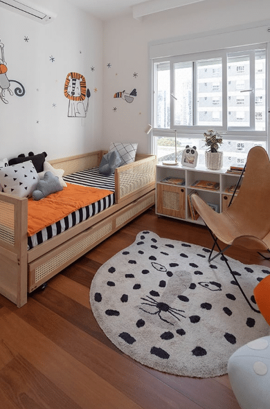 7 Ideias para Decorar Quarto de Solteiro Pequeno 2 Tons neutros servem como base no décor deste quarto de solteiro pequeno – Projeto: Mandril Arquitetura | Foto: @diegowicfoto