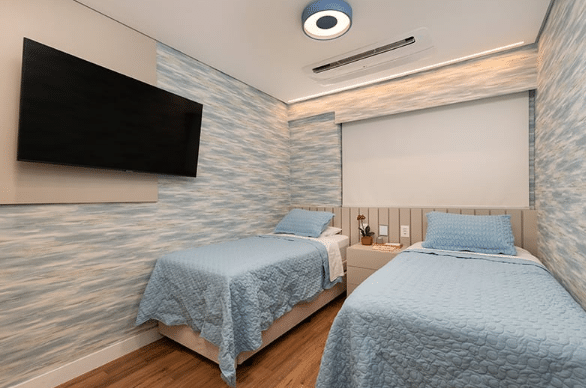 7 Ideias para Decorar Quarto de Solteiro Pequeno 5 Lustres, luminárias e abajures são essenciais para uma boa iluminação no quarto de solteiro pequeno – Projeto: CC5 Arquitetura e Interiores | Foto: Ark Fotografia