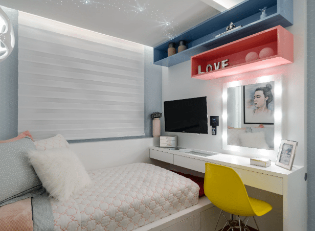 7 Ideias para Decorar Quarto de Solteiro Pequeno 7 Neste projeto de quarto de solteiro pequeno feminino, a escrivaninha também é penteadeira – Projeto: Jacqueline Fumagalli | Foto: Ronaldo Rizutti