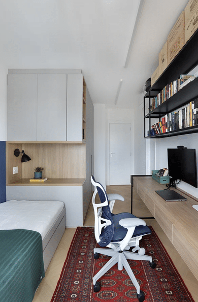 7 Ideias para Decorar Quarto de Solteiro Pequeno 9 No quarto de solteiro pequeno masculino, a escrivaninha pode servir para colocar a TV ou computador – Projeto: Mandril Arquitetura | Foto: @marianaorsifotografia