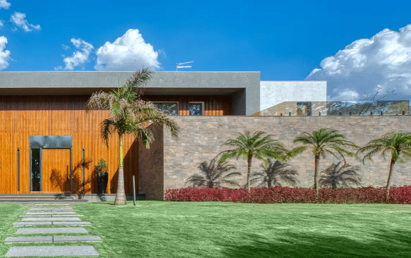 7 Ideias de Muros de Casas para se Inspirar 1 Ecobrick Grezzo Capuccino, da Castellato, é um concreto arquitetônico rústico e elegante – Projeto: Ana Paula Ferreira | Foto: Rodrigo Vieira