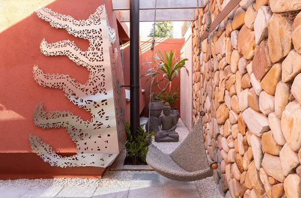 7 Ideias de Muros de Casas para se Inspirar 2 Muros de casas de pedras são robustos e têm visual clássico – Projeto: Majó Arquitetura | Foto: Carol Mossim