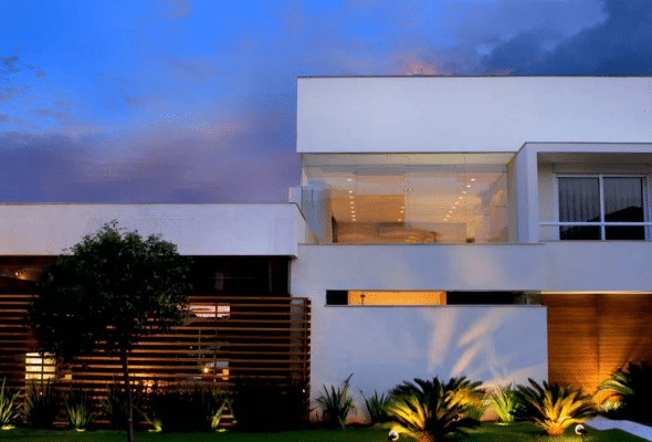 7 Ideias de Muros de Casas para se Inspirar 4 Iluminação embutida é perfeita para destacar os detalhes arquitetônicos dos muros de casas – Projeto: Studio Marlene Ricci | Foto: Daniel Sorrentino