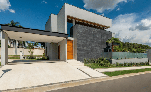 7 Ideias de Muros de Casas para se Inspirar 6 O concreto arquitetônico Shou Sugi Ban Nero, da Castelatto, é inspirado em uma antiga técnica japonesa que tem como objetivo proteger a madeira por meio da queima de suas camadas superficiais – Projeto: Escritório Haus Arquitetura e Incorporação | Foto: Favaro Jr.