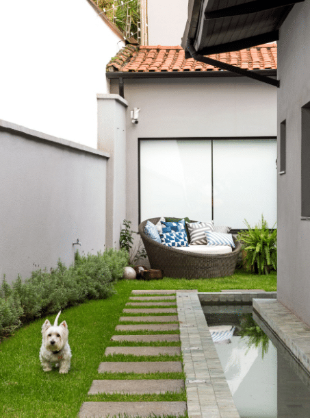 7 Ideias de Muros de Casas para se Inspirar 8 Tons de cinza são perfeitos para quem gosta de cores neutras e que combinam com tudo – Projeto: Mageste & Blinovas Arquitetura | Foto: Renato Navarro