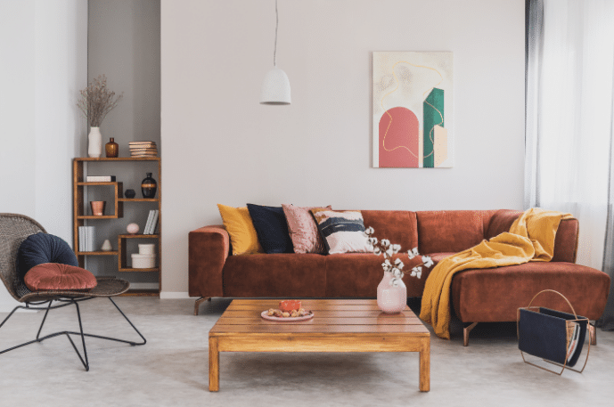 7 Ideias para Decorar com Sofá Marrom 2 Sofá retrátil é uma boa pedida para salas com espaço reduzido – Foto: Shutterstock