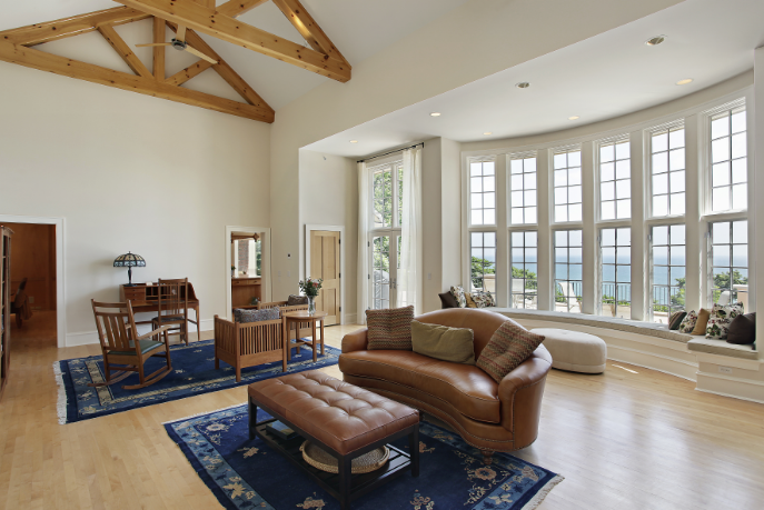 7 Ideias para Decorar com Sofá Marrom 3 Sofá marrom curvo pode ser usado para suavizar linhas retas do ambiente – Foto: Shutterstock