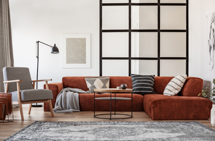 7 Ideias para Decorar com Sofá Marrom 4 Antes de posicionar seu sofá marrom de canto, é importante medir o espaço para garantir um encaixe perfeito – Foto: Shutterstock
