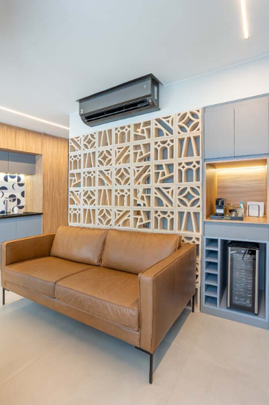 7 Ideias para Decorar com Sofá Marrom 5 O sofá marrom pequeno é perfeito para espaços reduzidos – Projeto: Rafaella Grasnoff – Loft 7 Arquitetura | Foto: Dam Mol
