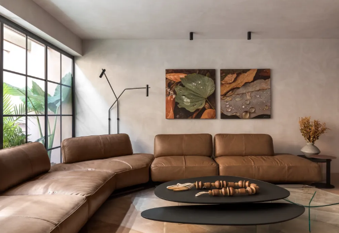 7 Ideias para Decorar com Sofá Marrom 7 O sofá marrom claro traz leveza ao espaço, mas lembre-se de que o modelo suja com facilidade – Projeto: Alessandra Gandolfi | Foto: Eduardo Macarios/CASACOR