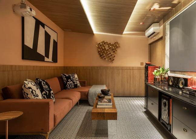 7 Ideias para Decorar com Sofá Marrom 8 Almofadas em tons neutros são escolhas seguras e clássicas – Projeto: Marina Zanatto | Foto: Felipe Araújo/CASACOR