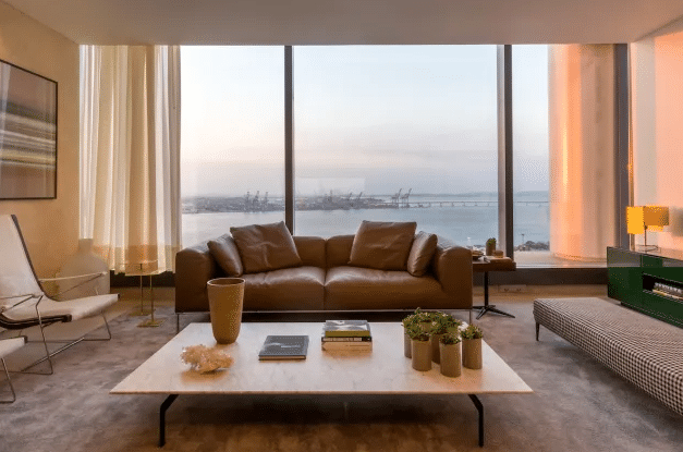 7 Ideias para Decorar com Sofá Marrom 9 Cores de tintas neutras são sempre uma boa pedida, mas você pode ousar utilizando amarelo ou azul-petróleo – Projeto: André Piva e Vanessa Borges | Foto: André Nazareth/CASACOR