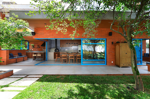 3 Ideias de Revestimento de Parede Externa para Valorizar o Imóvel 2 Tijolo à vista é uma material clássico para revestimento de parede externa – Projeto: Mandril Arquitetura | Foto: Mariana Orsi @marianaorsifotografia