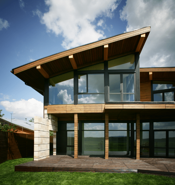 3 Ideias de Revestimento de Parede Externa para Valorizar o Imóvel 5 Vidro é moderno e elegante e sua manutenção é simples – Foto: Shutterstock