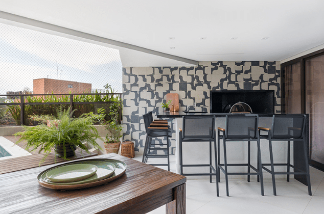 3 Ideias de Revestimento de Parede Externa para Valorizar o Imóvel 7 Porcelanato é uma boa opção para ser usado como revestimento de parede externa, pois é versátil e apresenta alta durabilidade – Projeto: Mageste & Blinovas Arquitetura | Foto: Julia Nóvoa