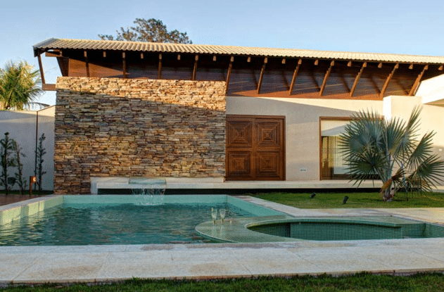 3 Ideias de Revestimento de Parede Externa para Valorizar o Imóvel 9 Avaliar a facilidade de manutenção do revestimento de parede externa é essencial durante o processo de escolha – Projeto: Studio Marlene Ricci | Foto: Edsley Saito