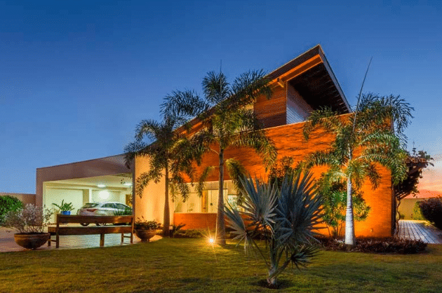 3 Ideias de Revestimento de Parede Externa para Valorizar o Imóvel 10 Madeira + tijolinhos à vista tornam esta fachada um charme – Projeto: Studio Marlene Ricci | Foto: R.R.Rufino