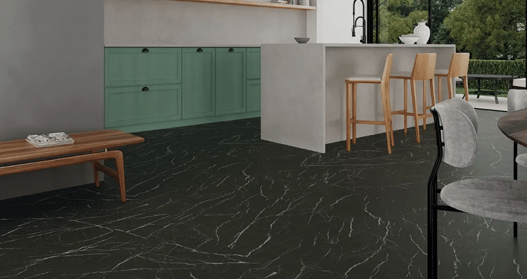 7 Ideias de Cores de Porcelanato para Escolher 4 Porcelanato preto Soberano BK NAT que oferece um contraste perfeito.