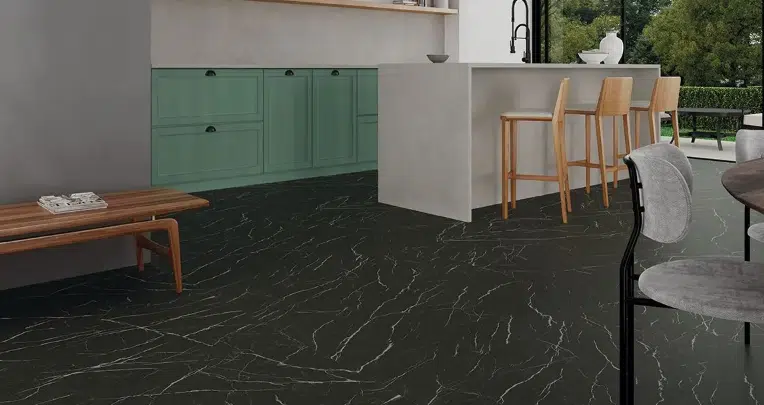 7 Ideias de Cores de Porcelanato para Escolher 4 Porcelanato preto Soberano BK NAT que oferece um contraste perfeito.