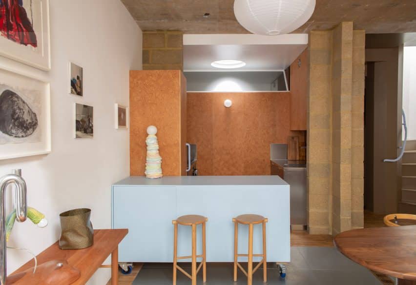 8 cozinhas de madeira criativas que valorizam o material. 3 Um projeto de casa quase subterrânea, que combina criatividade e funcionalidade, destacando a sustentabilidade na cozinha.