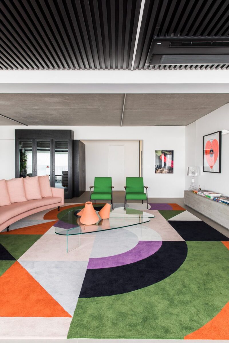 Rugs ousados que transformam sua sala de estar. 3 Apartamento Karine Vilas Boas, Brasil, por Juliana Camargo