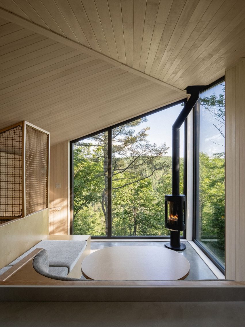 5 maneiras criativas de explorar o micro chalet La Cime na floresta canadense. 3 Interior da cabana, oferecendo uma experiência de estar imerso na copa das árvores.