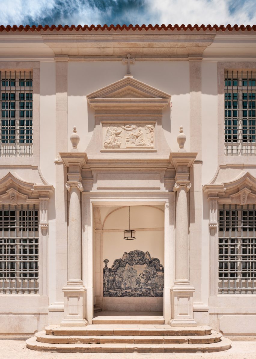 Transformação impressionante: convento se torna hotel luxuoso em Lisboa. 2 Fachada do antigo convento com azulejos mosaicos que conserva a herança arquitetônica da região.