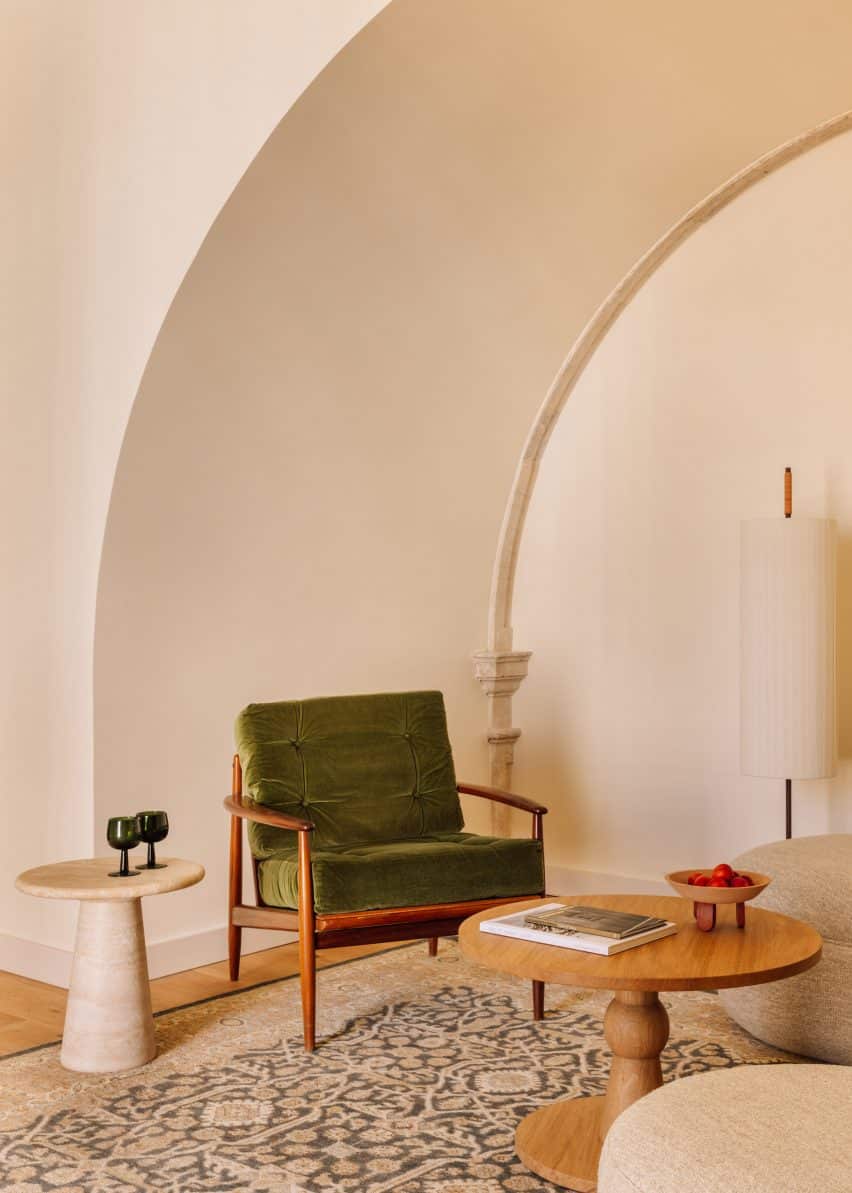 Transformação impressionante: convento se torna hotel luxuoso em Lisboa. 3 Cores neutras e móveis modernos foram incorporados nas áreas de estar e quartos, criando um design minimalista e sofisticado.