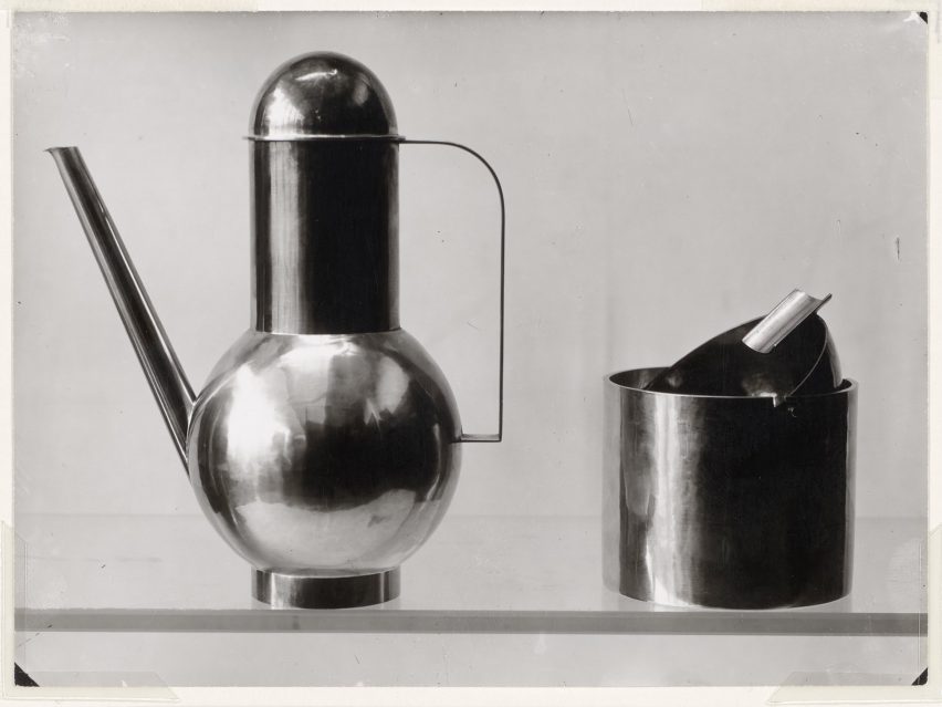 5 maneiras criativas de explorar a obra de Lucia Moholy. 3 Chaleira e cinzeiro por Marianne Brandt, 1924.