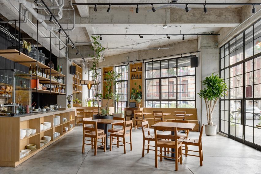 Restaurante sustentável em estilo industrial transforma a gastronomia. 2 Makan - O restaurante ocupa um espaço de estilo industrial no bairro Centro da Cidade do México.