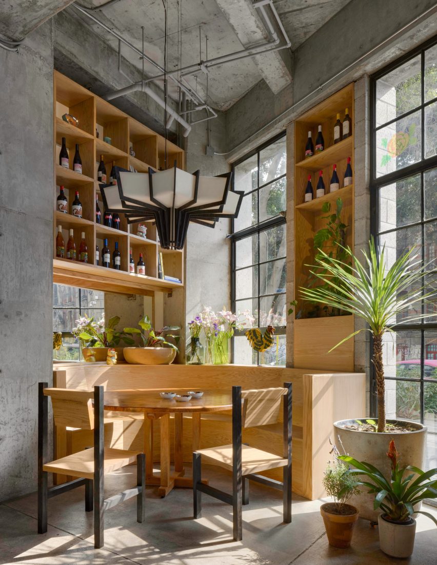 Restaurante sustentável em estilo industrial transforma a gastronomia. 3 Makan - Banqueta circular embutida em um canto do restaurante, cercada por bancos de madeira.