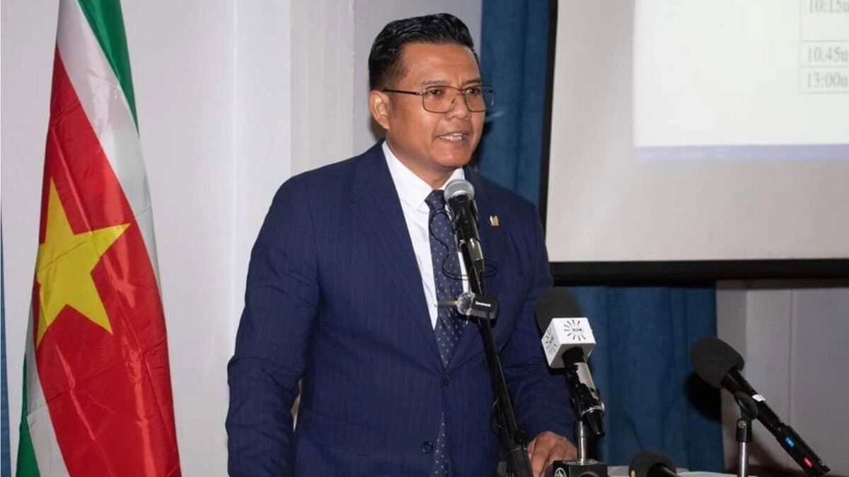Suriname busca desenvolvimento sustentável sem destruir o meio ambiente. 1 Suriname busca desenvolvimento sustentável sem destruir o meio ambiente.