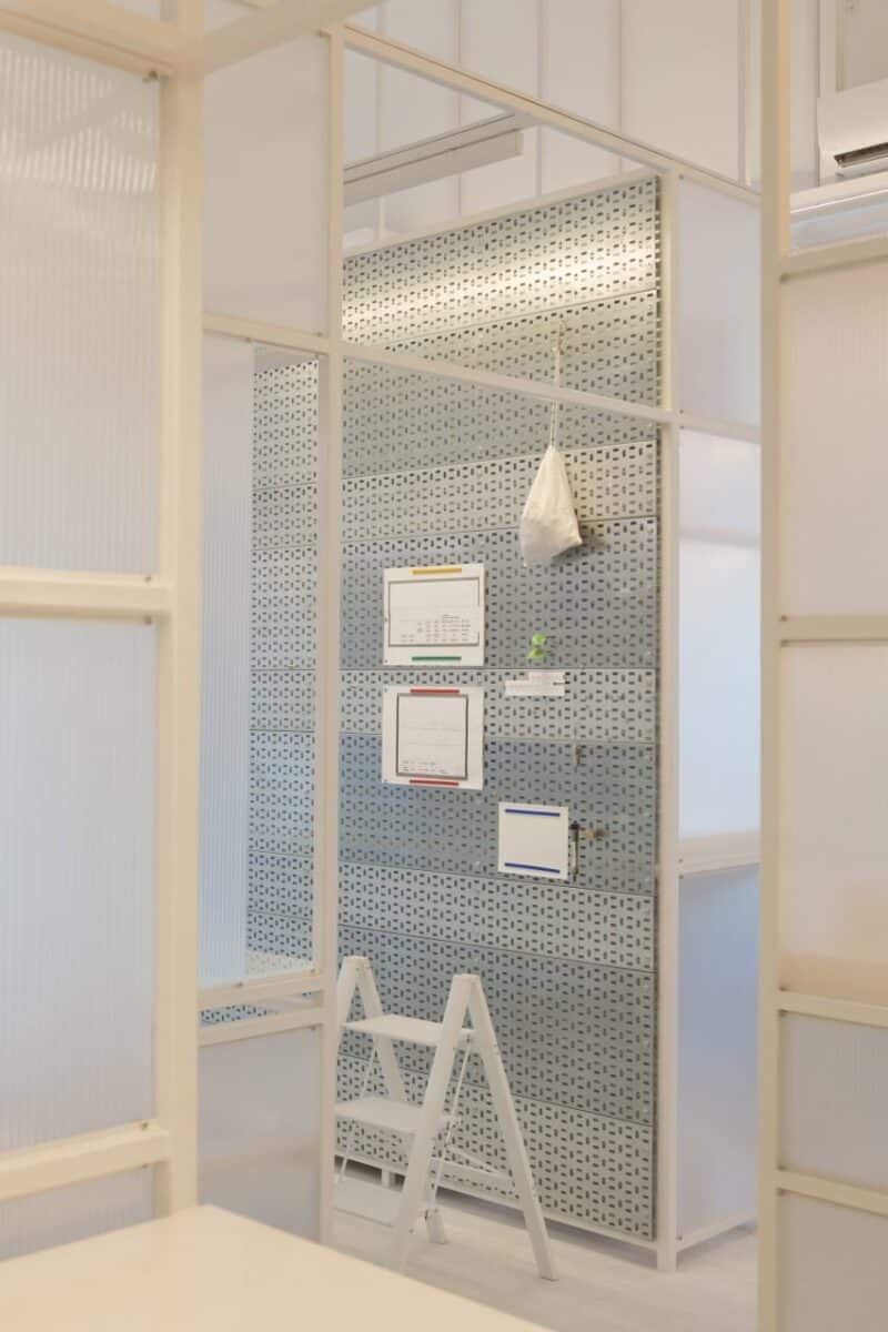 Espaço Colaborativo Inovador para o Trabalho Pós-Covid. 3 Uma parede revestida com bandejas de cabos, permitindo a fixação de objetos com ganchos ou ímãs.