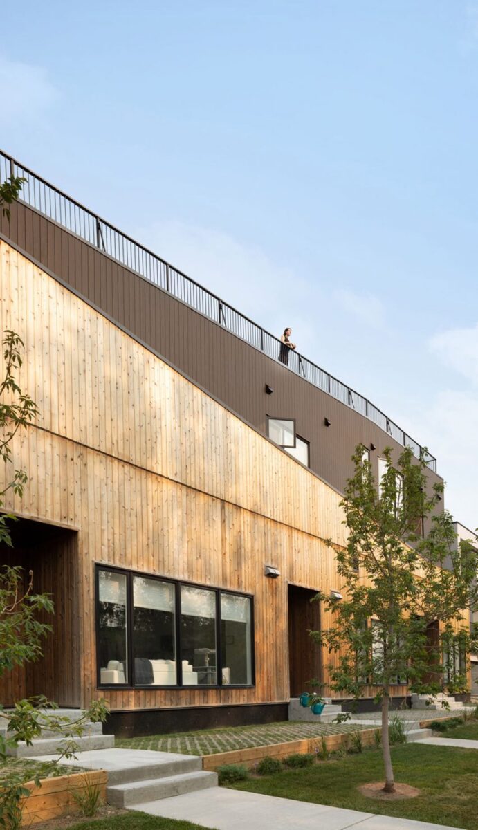 Jardins Inovadores Transformam Habitação Multifamiliar em Calgary. 3 Imagens dos níveis do edifício GROW evidenciam a configuração inovadora do telhado, que se eleva em um formato acessível para a comunidade.