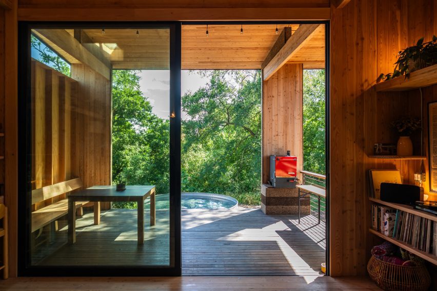 Cabana inovadora em Austin utiliza materiais sustentáveis e naturais. 2 Moontower Design Build constrói uma cabana de design