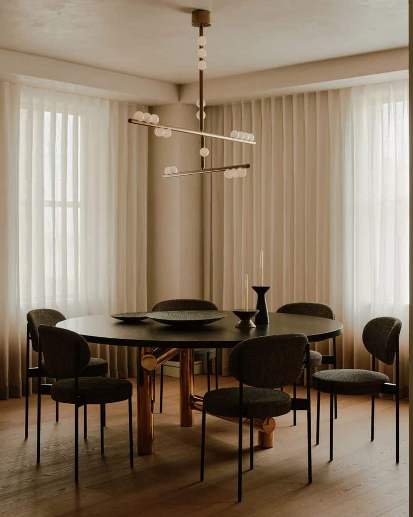 Transformação surpreendente de apartamento em Manhattan com elegância. 2 Sala de jantar com cadeiras pretas, centrando-se nas áreas sociais da casa.