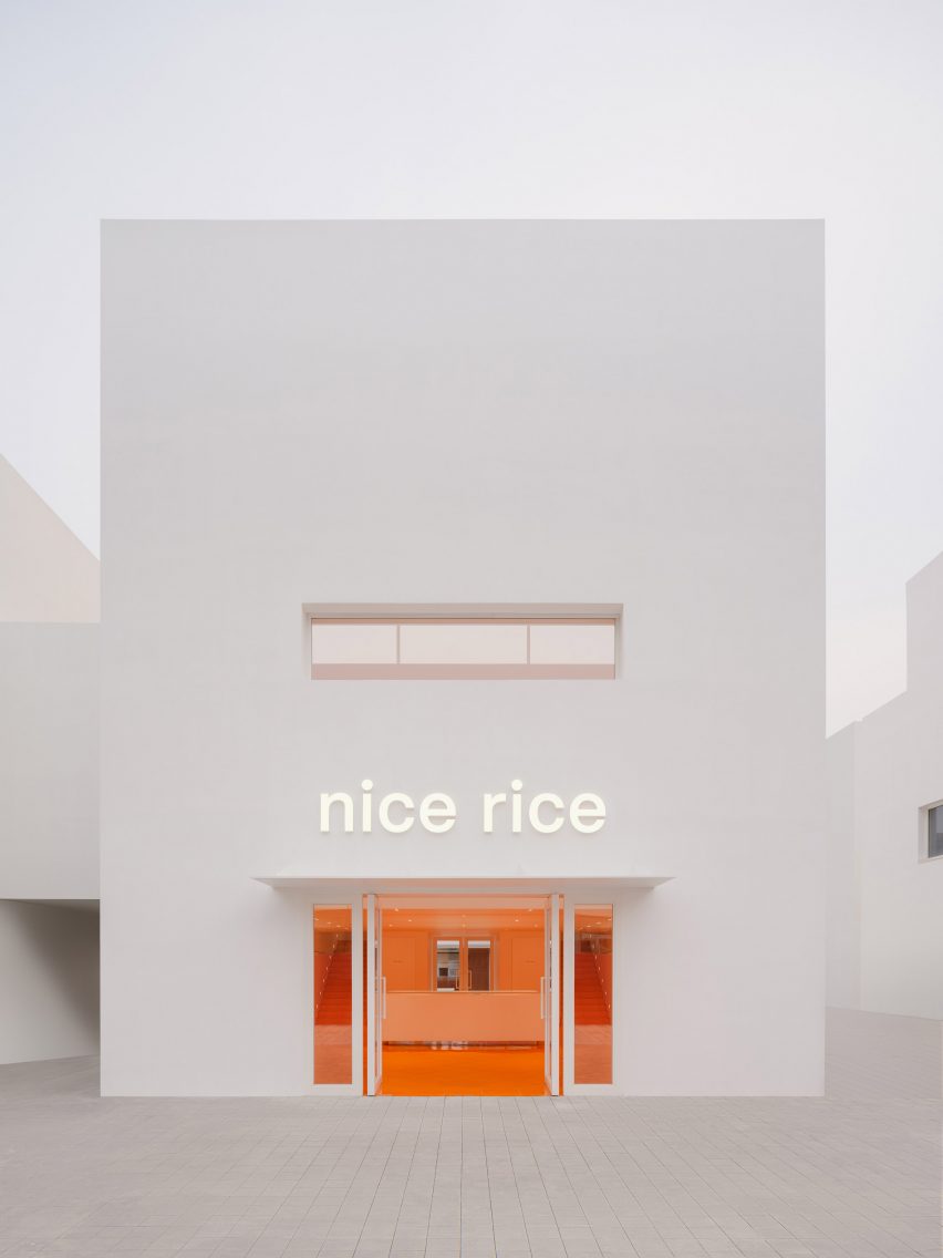 5 maneiras criativas de explorar o brilho laranja na loja Aranya. 2 Fachada do armazém Nice Rice projetado por Say Architects, com azulejos alaranjados.