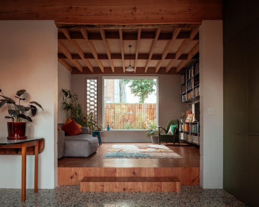 Oito casas autênticas e inspiradoras projetadas por arquitetos. 3 Peckham House no Reino Unido, projetada por Surman Weston, possui uma fachada marcante e acabamentos em cal que dão um toque rústico.