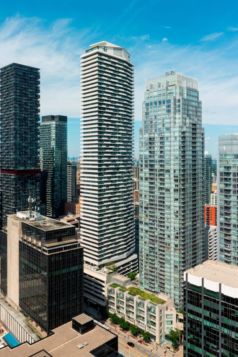 Escraper projetado pelos arquitetos Pei em Toronto, seguindo a tradição de concreto rico da cidade.