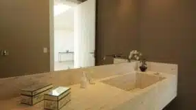 30 Ideias Incríveis de Revestimento Cinza para Interiores 8 Banheiro com pia de cuba esculpida.