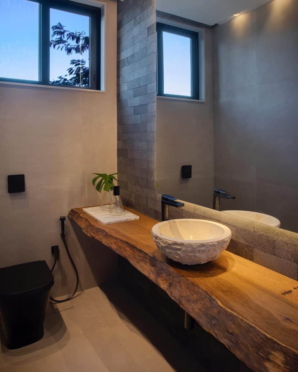 Pia de banheiro decorativa que complementa o espaço com um toque estético.