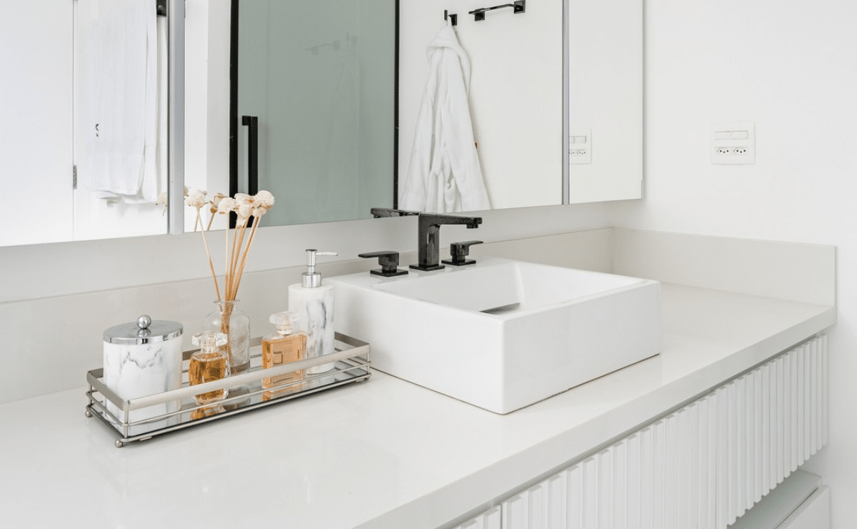 Pia de Banheiro: Dicas Para Combinar Funcionalidade e Estilo 1 Pia de banheiro em um ambiente decorado, destacando sua utilidade e estética.