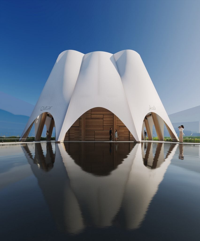 5 soluções criativas para o Pavilhão do Catar na Expo Osaka. 2 Visualização do Pavilhão do Catar com uma estrutura de madeira complexa e um véu de tecido branco.