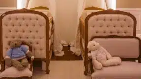 Cama montessoriana em forma de casinha, proporcionando conforto e acolhimento.