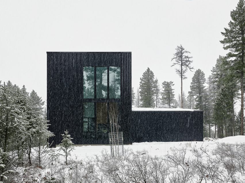 A Casa foi projetada com revestimento de metal negro em Montana