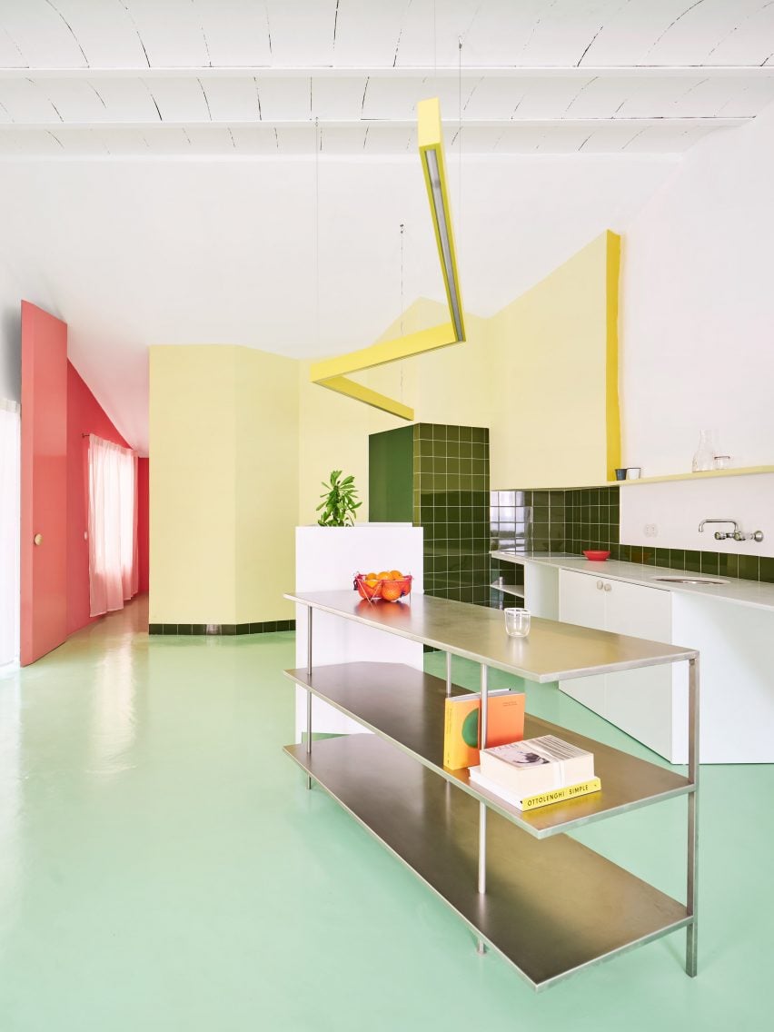 5 interiores criativos em vermelho e verde que encantam. 4 Casa Redwood, EUA, projetada pelo Studio Terpeluk, destaca uma cozinha rosa e um espaço de armazenamento verde menta, contrastando com as paredes de cedro vermelho.