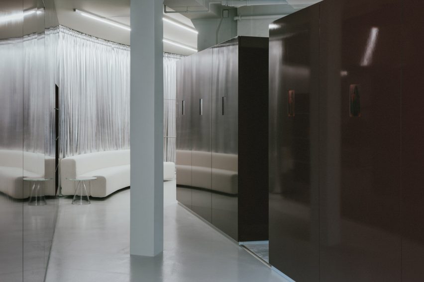 Incrível loja Rotate em Copenhague com design inovador. 3 Detalhe dos painéis de parede borgonha que compartimentam o espaço da loja.