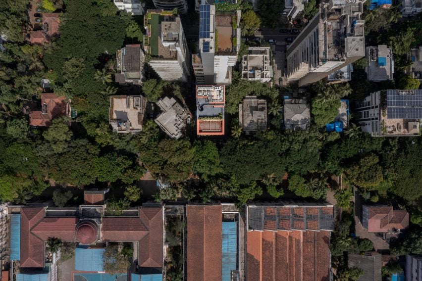 Deslumbrante torre em Mumbai redefine o conceito de lar. 2 A fachada da torre Sarvasva revestida em painéis de terracota.