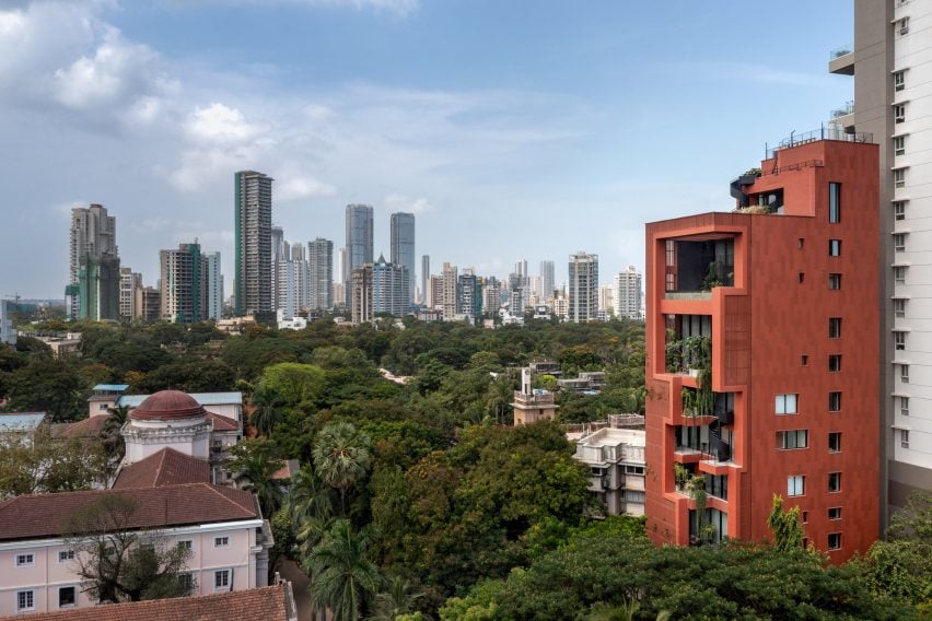 Deslumbrante torre em Mumbai redefine o conceito de lar. 3 Vista da casa Sarvasva em uma área densa em Mumbai.